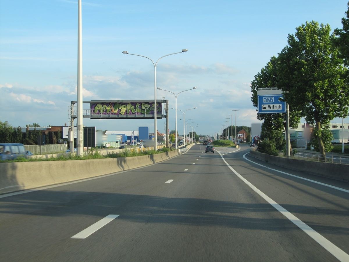 De A12, met wegwijzers en verlichtingspalen boven de rijstroken